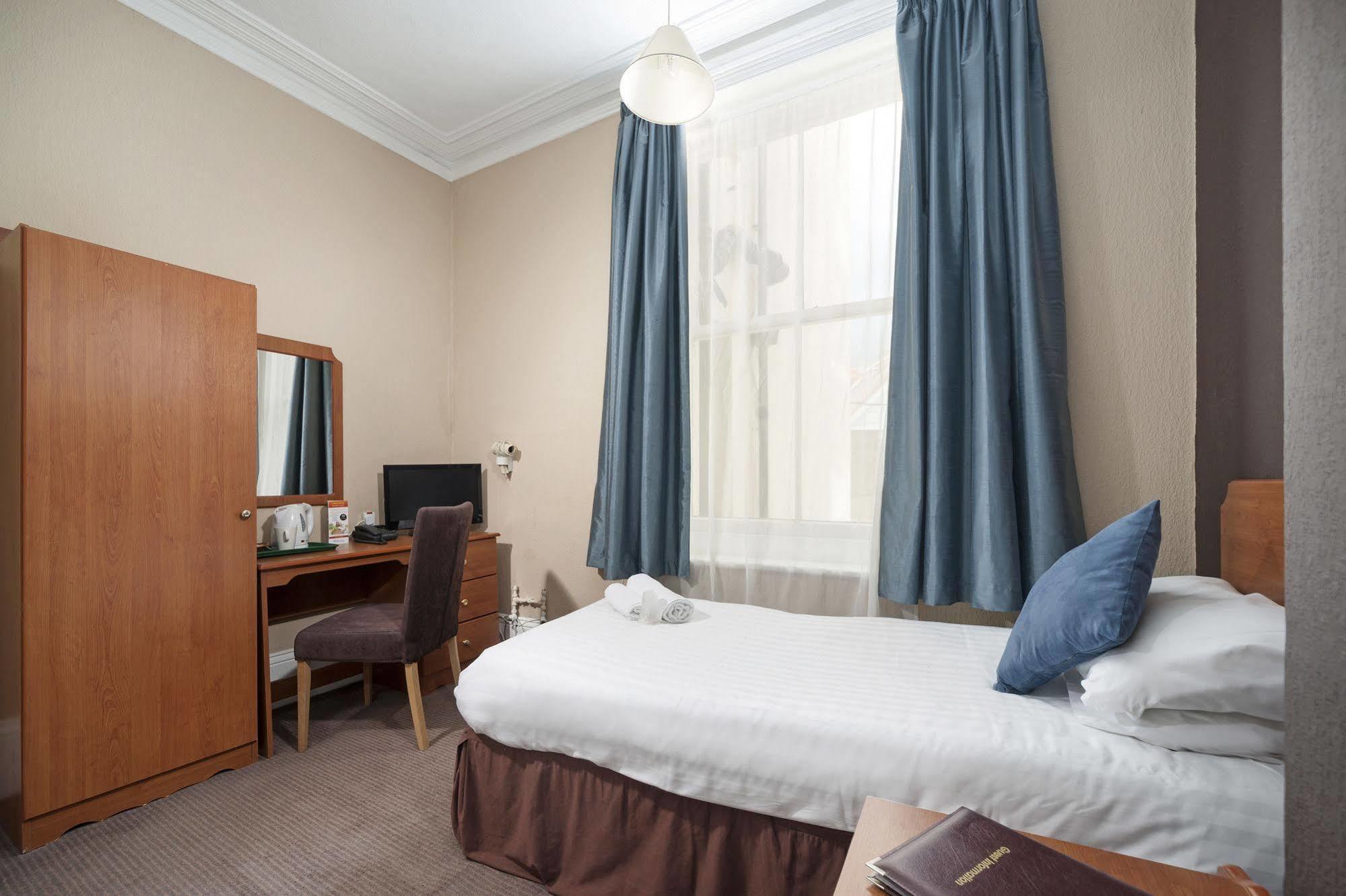 The Invercauld Arms Hotel Ballater Exteriör bild